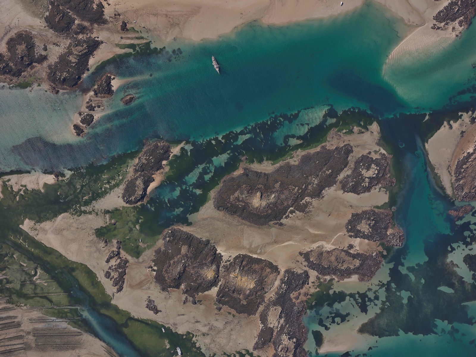 Vue aérienne de l'archipel des îles Chausey à marée basse, au large de la Normandie